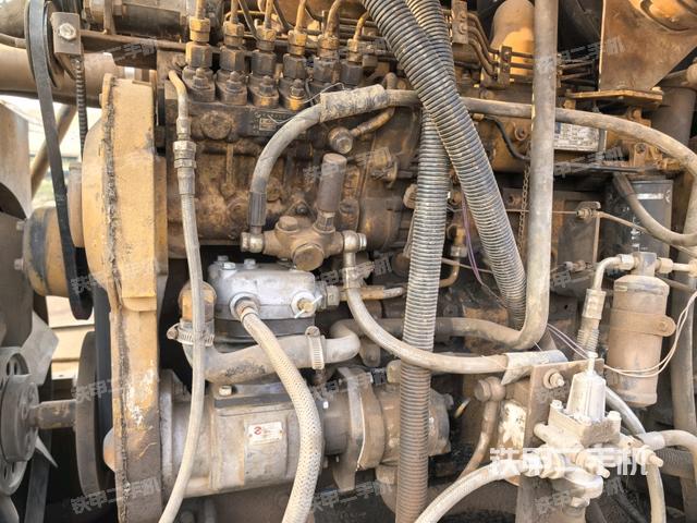 發(fā)動(dòng)機(jī)上部全景（壓路機(jī)發(fā)動(dòng)機(jī)艙）