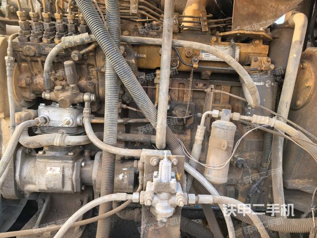 發(fā)動(dòng)機(jī)左側(cè)全景（壓路機(jī)發(fā)動(dòng)機(jī)艙）