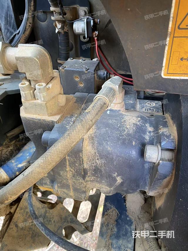 液压泵舱室正面整体（整机外观）