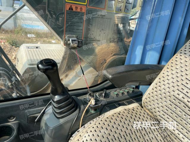 行走控制手柄和踏板?俯拍（駕駛室部分）