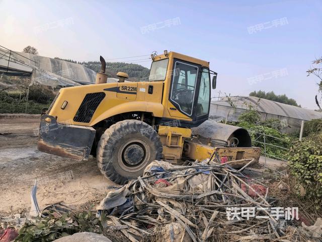 正左側(cè)（壓路機(jī)整機(jī)外觀）