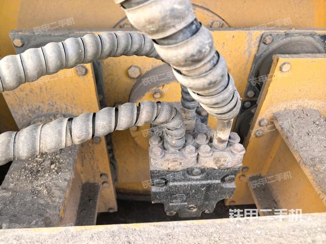 鉸接正左側(cè)（壓路機(jī)前后車架）