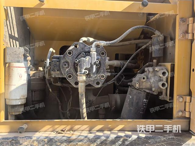 液压泵舱室正面整体（整机外观）