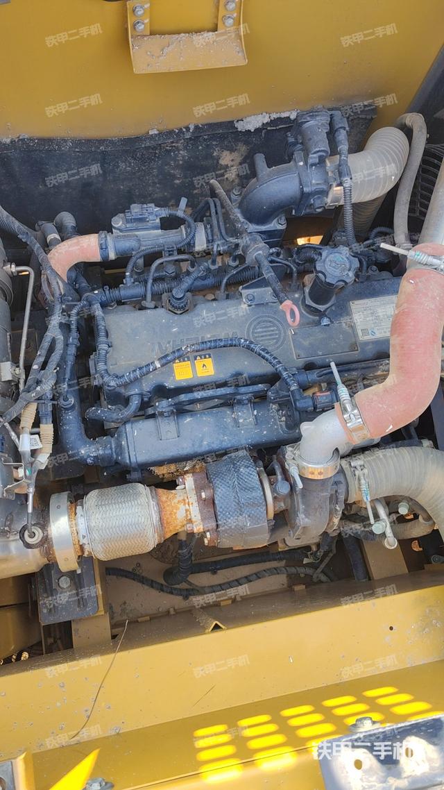 液压泵舱室正面整体（整机外观）