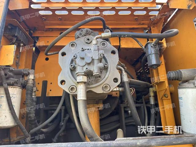 液压泵舱室正面整体（整机外观）