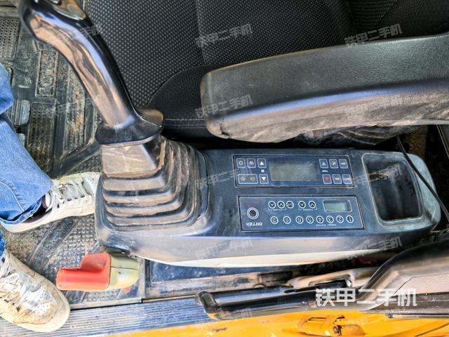 座椅左侧控制台/音响/含左手柄（驾驶室部分）