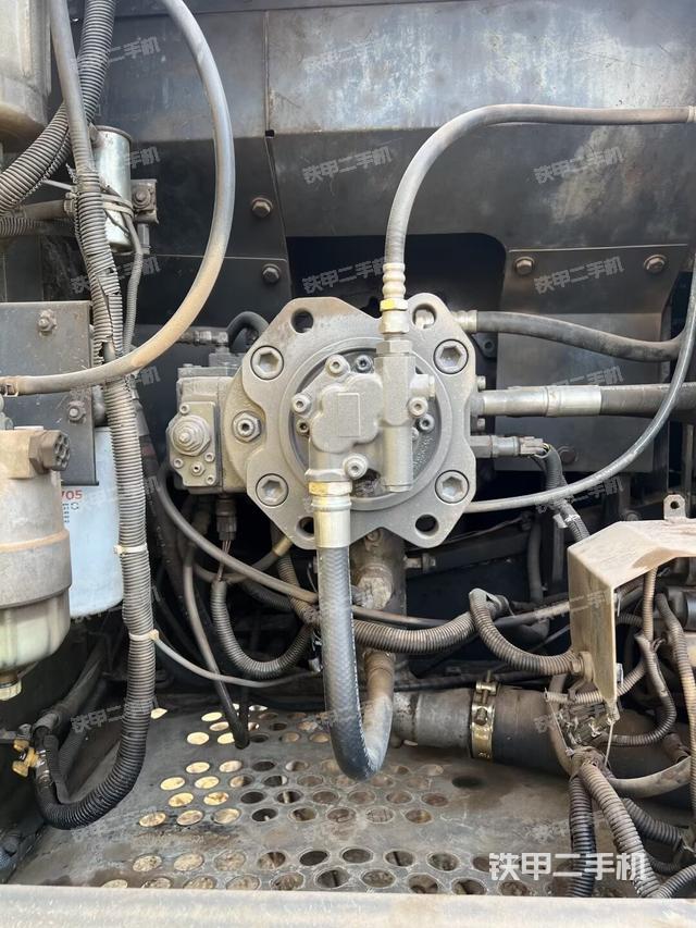 液压泵舱室正面整体（整机外观）