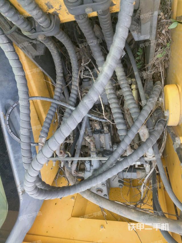 回转马达和主控阀（整机外观）