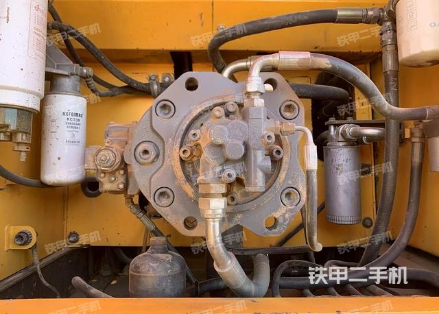 液压泵舱室正面整体（整机外观）