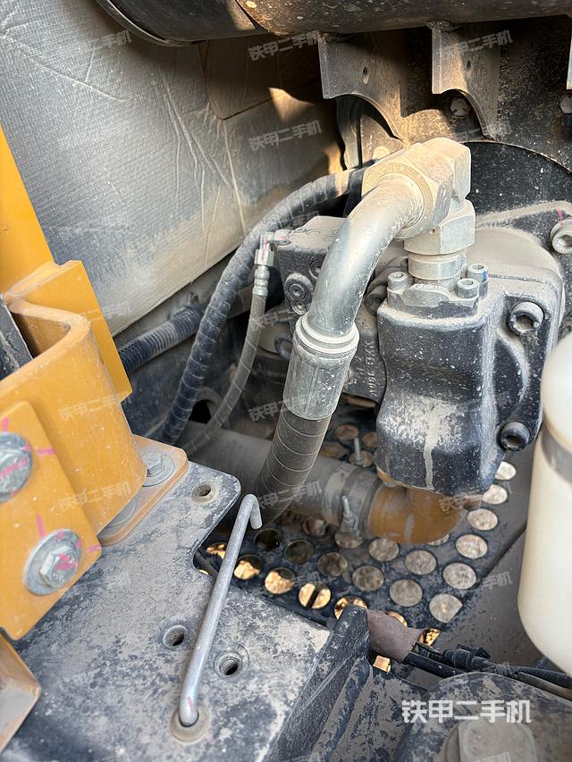 液压泵舱室正面整体（整机外观）