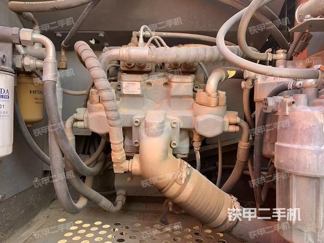 液压泵舱室正面整体（整机外观）