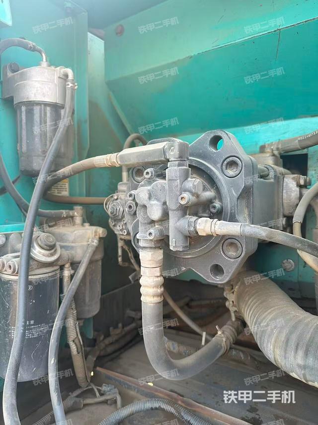 液压泵舱室正面整体（整机外观）