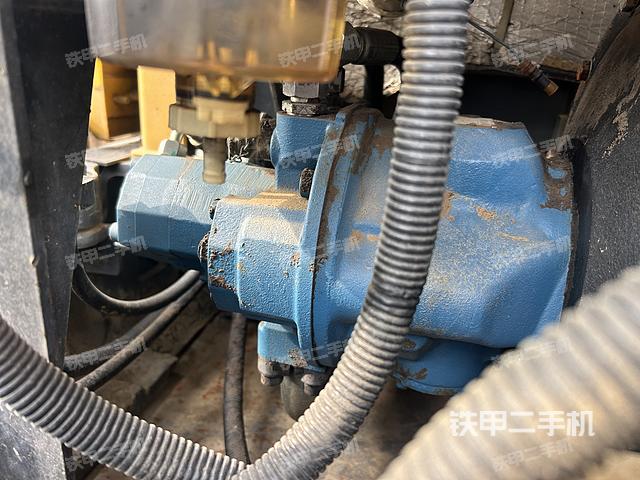 液压泵舱室正面整体（整机外观）