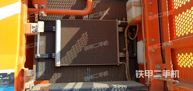 液压泵舱室正面整体（整机外观）