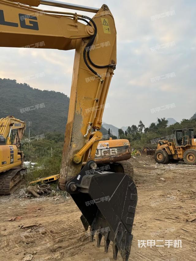 小臂整体左后（工作和回转装置）