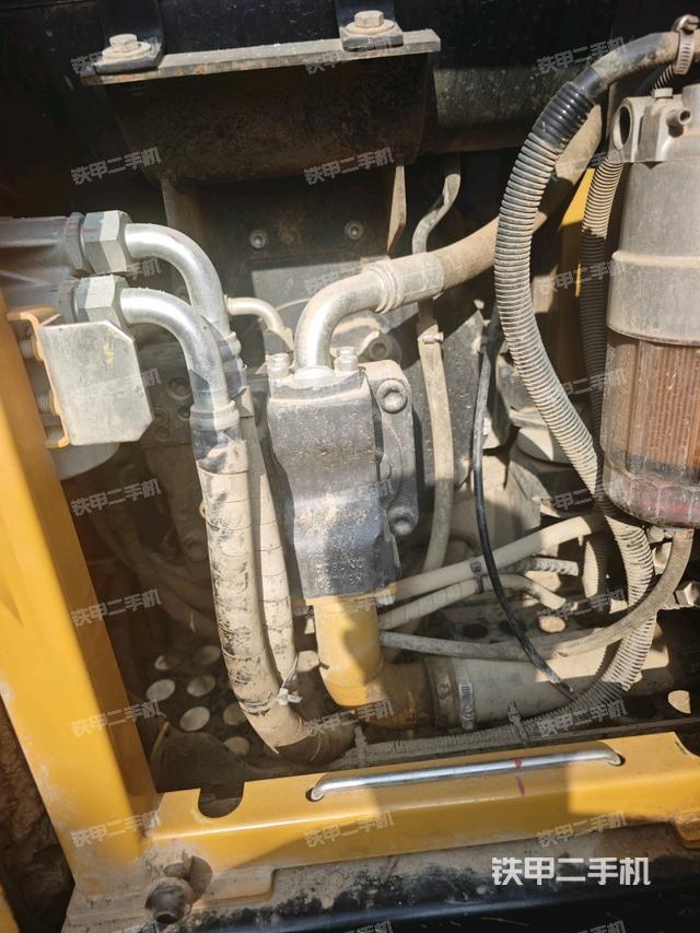 液压泵舱室正面整体（整机外观）