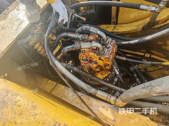液压泵舱室正面整体（整机外观）