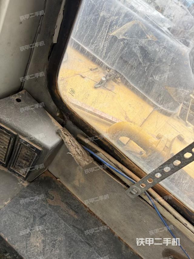 行走控制手柄和踏板 俯拍（驾驶室部分）