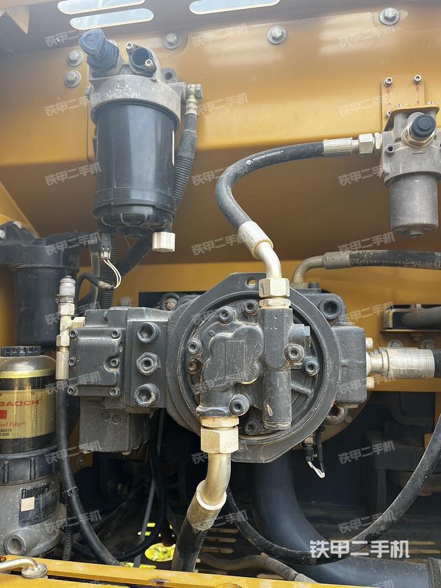 液压泵舱室正面整体（整机外观）