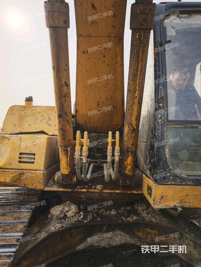 大臂油缸整体 竖拍（工作和回转装置）