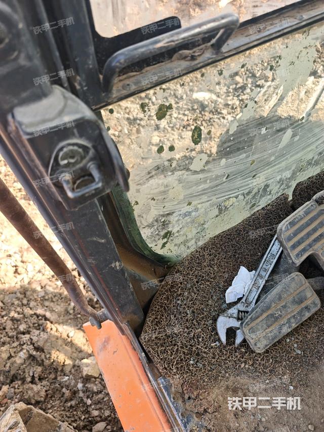 座椅右侧控制台/钥匙门/油门/含右手柄（驾驶室部分）