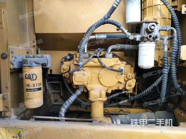 液压泵舱室正面整体（整机外观）