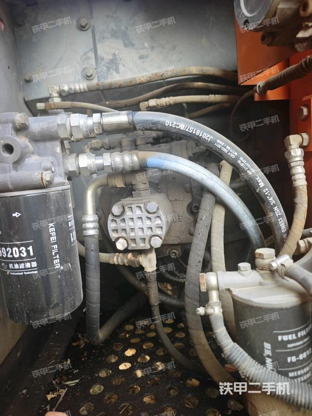 液压泵舱室正面整体（整机外观）