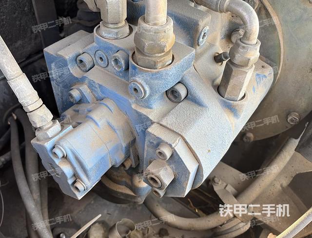 液压泵舱室正面整体（整机外观）