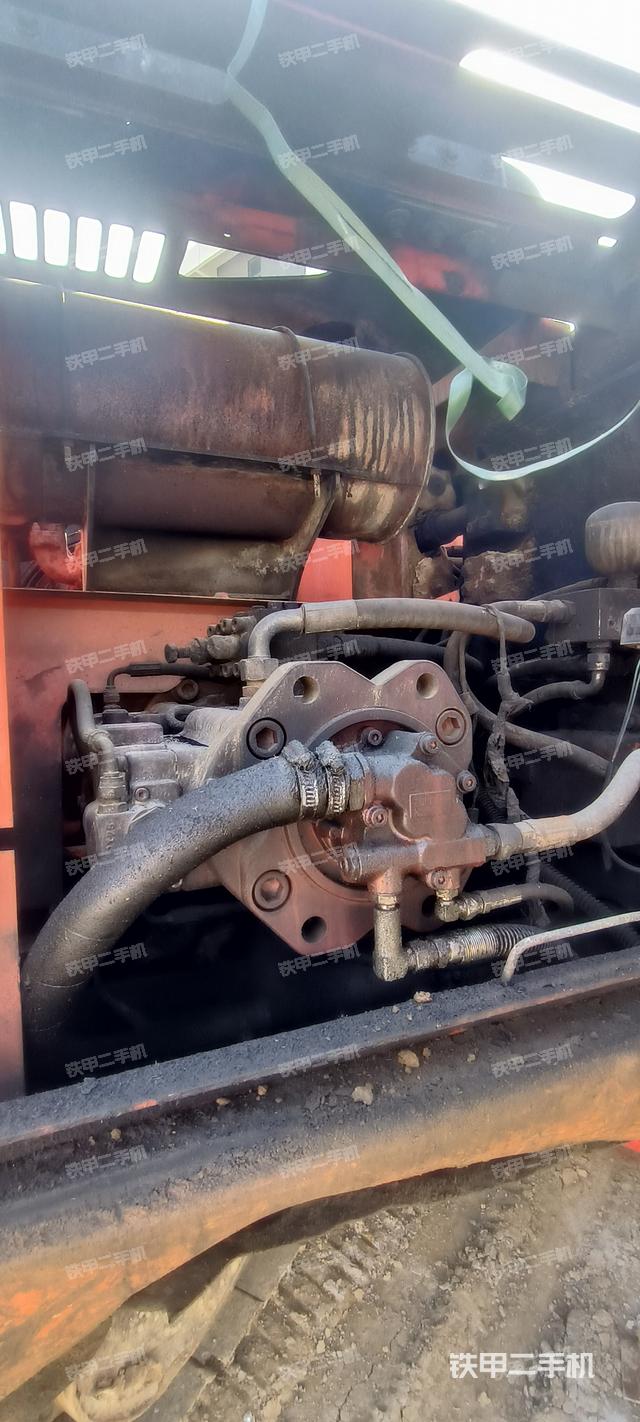 液压泵舱室正面整体（整机外观）