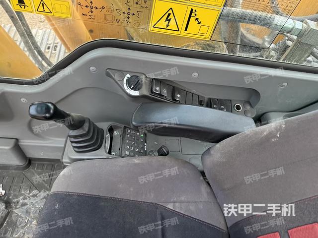 行走控制手柄和踏板 俯拍（驾驶室部分）