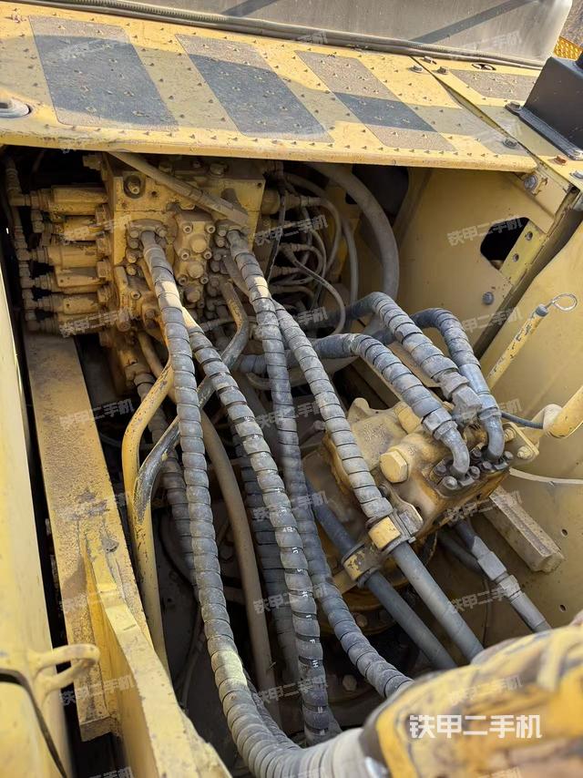 回转马达和主控阀（整机外观）