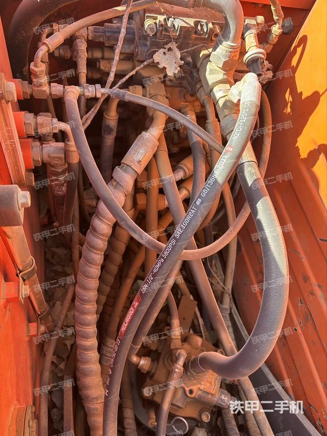 回转马达和主控阀（整机外观）