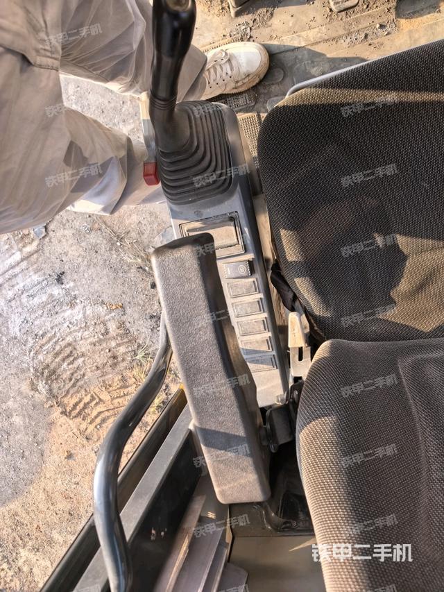 行走控制手柄和踏板 俯拍（驾驶室部分）