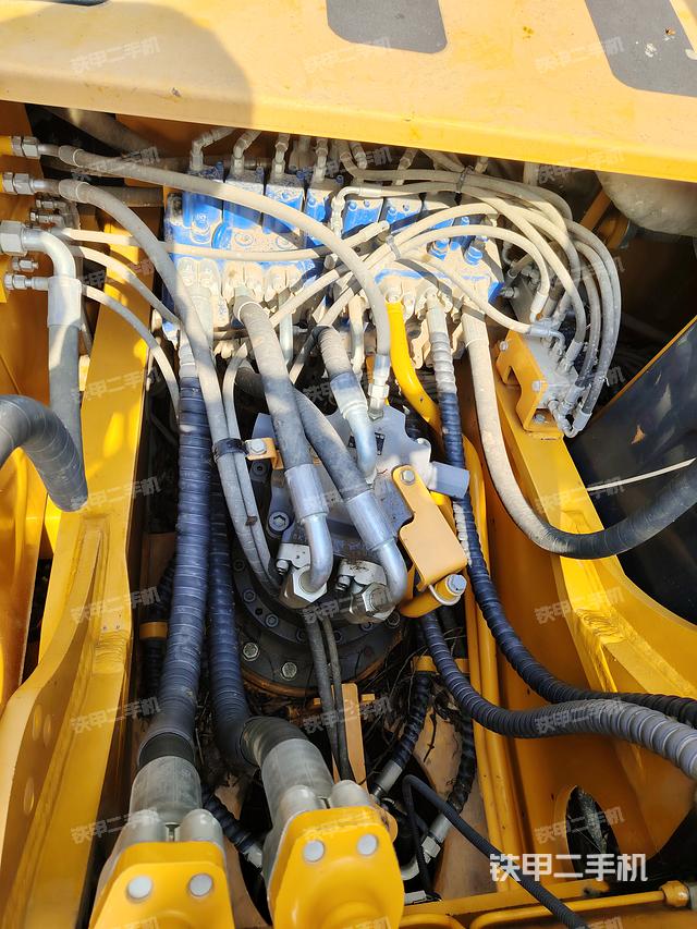 液压泵舱室正面整体（整机外观）