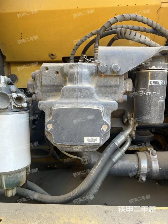 液压泵舱室正面整体（整机外观）