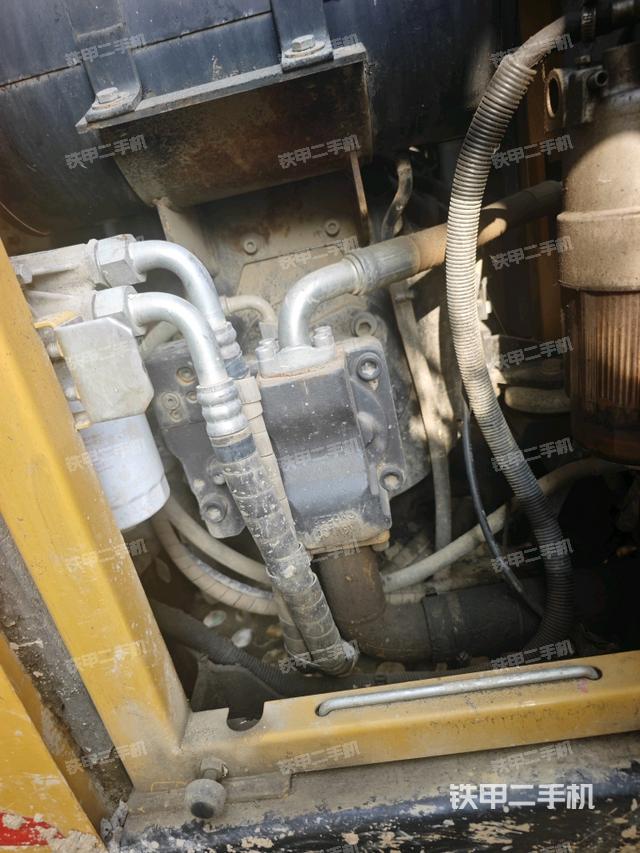 液压泵舱室正面整体（整机外观）