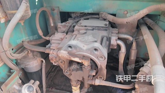 液压泵舱室正面整体（整机外观）