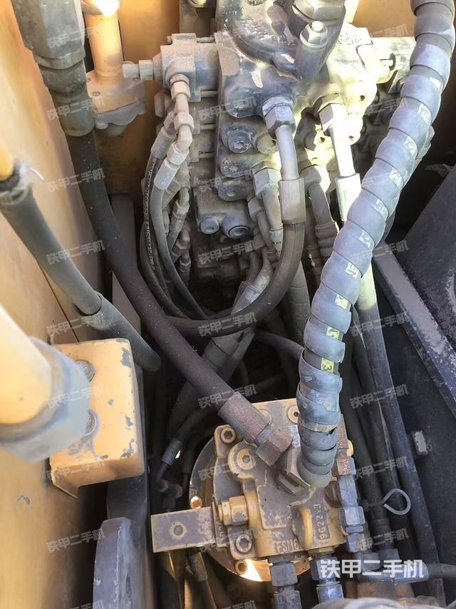 回转马达和主控阀（整机外观）