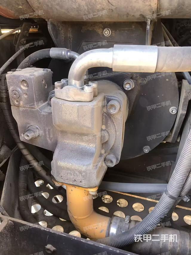 液压泵舱室正面整体（整机外观）