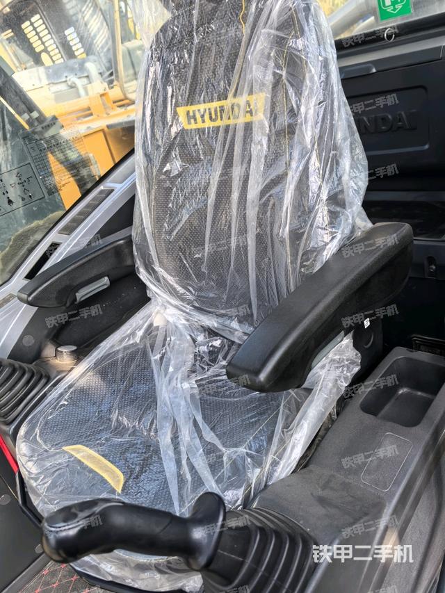 行走控制手柄和踏板 俯拍（驾驶室部分）