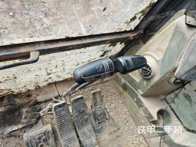 行走控制手柄和踏板 俯拍（驾驶室部分）