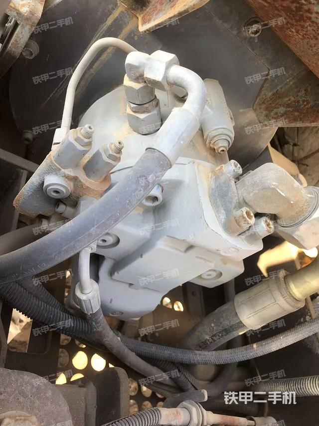 液压泵舱室正面整体（整机外观）