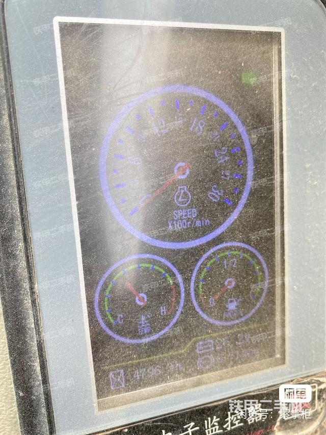 液压泵舱室正面整体（整机外观）