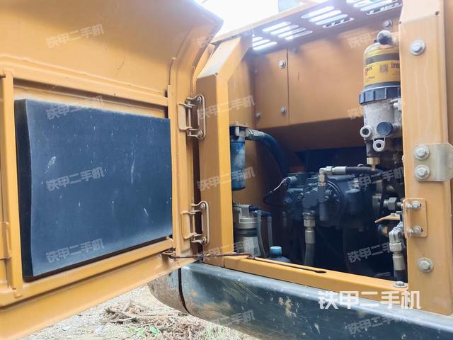 液压泵舱室正面整体（整机外观）