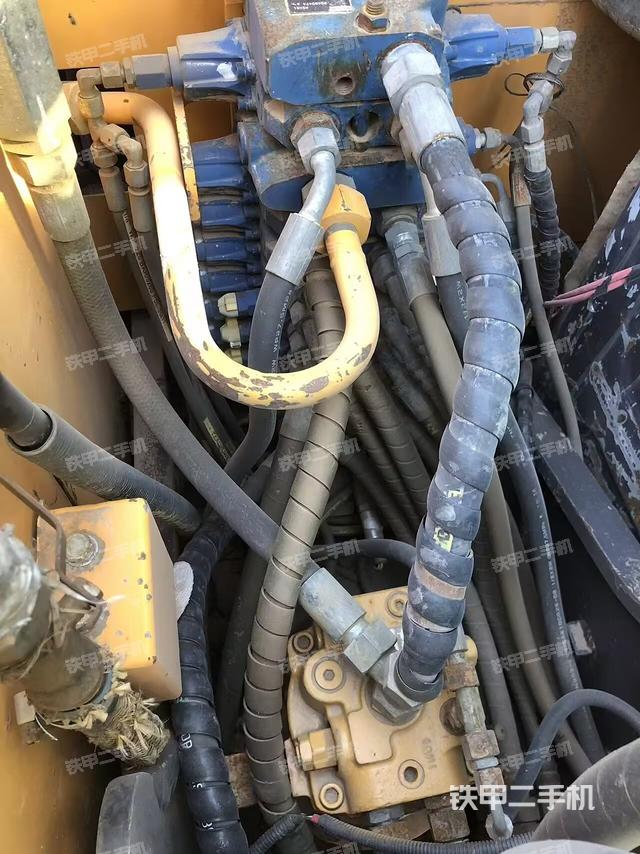 回转马达和主控阀（整机外观）