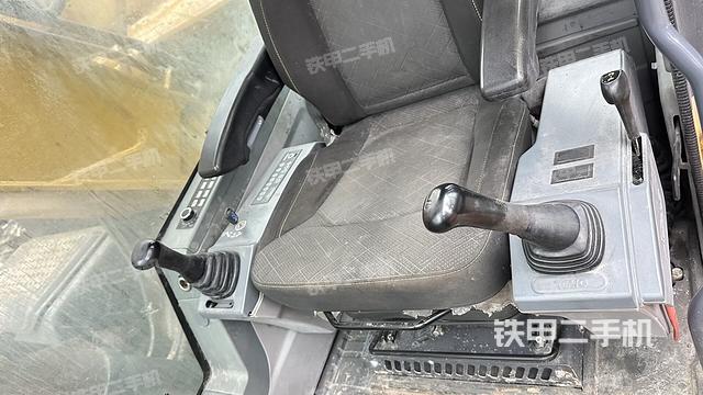 行走控制手柄和踏板 俯拍（驾驶室部分）