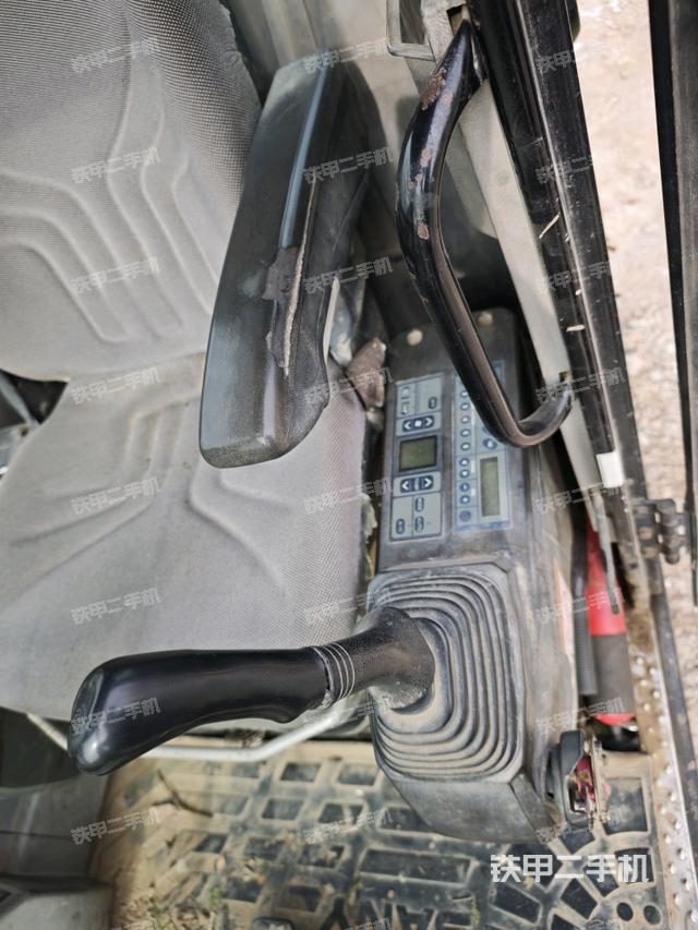 座椅右侧控制台/钥匙门/油门/含右手柄（驾驶室部分）