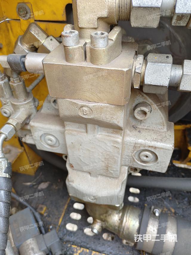 液压泵舱室正面整体（整机外观）