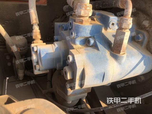 液压泵舱室正面整体（整机外观）