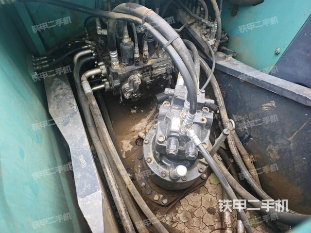 回转马达和主控阀（整机外观）